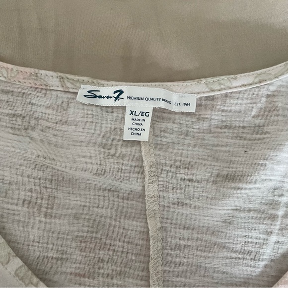 Seven7 V Neck Short Sleeve Pale Neutral Floral T Shirt • Size XL - Picture 3 of 13